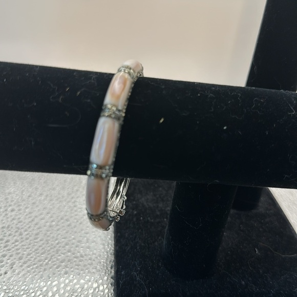 Gorgeous inlaid pink mother of pearl Maras site hinged bangle bracelet. … - Picture 3 of 9